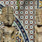 ...a delle statuette indonesiane...